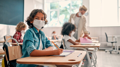 Kind in der Schule mit Maske