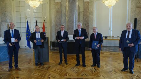 Ministerpräsident Bouffier mit den durch den Hessischen Verdienstorden ausgezeichneten