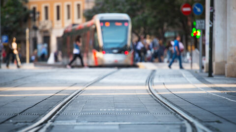 Eine Straßenbahn in der Innenstadt