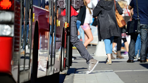 Menschen steigen in einen Bus ein