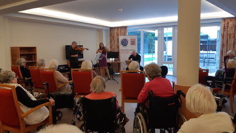 v.l.n.r.: Ralf Hübner (1. Konzertmeister der Neuen Philharmonie Frankfurt), Olga Hübner, Holger Düchting