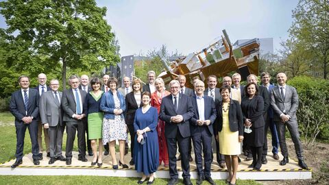 Hessische Landesregierung verabschiedet erste Raumfahrtstrategie des Landes bei EUMETSAT Hessische Landesregierung verabschiedet erste Raumfahrtstrategie des Landes bei EUMETSAT