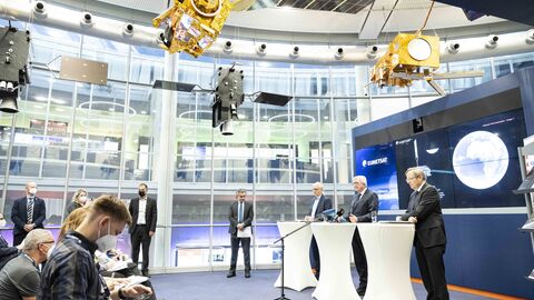 Hessische Landesregierung verabschiedet erste Raumfahrtstrategie des Landes bei EUMETSAT Hessische Landesregierung verabschiedet erste Raumfahrtstrategie des Landes bei EUMETSAT