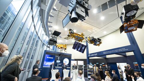 Hessische Landesregierung verabschiedet erste Raumfahrtstrategie des Landes bei EUMETSAT Hessische Landesregierung verabschiedet erste Raumfahrtstrategie des Landes bei EUMETSAT