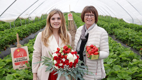 v. l. n. r.: Erdbeerkönigin Meta I. und Staatsministerin Priska Hinz