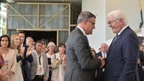 Ministerpräsident Boris Rhein und Bundespräsident Frank-Walter Steinmeier schütteln sich die Hand