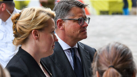 Ministerpräsident Boris Rhein und die Regierende Bürgermeisterin von Berlin Franziska Giffey haben am Donnerstagabend am Tatort Blumen für die Opfer der Todesfahrt in Berlin niedergelegt.