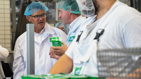 Ministerpräsident Boris Rhein zu Besuch bei der Schwälbchen Molkerei