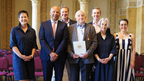 Justizminister Prof. Dr. Roman Poseck und Helmut Knauf mit seiner Familie
