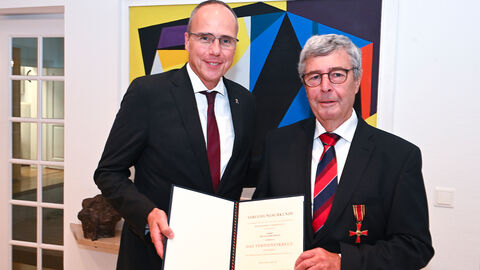 Innenminister Beuth mit Dietrich Kirschhoch bei der Übergabe des Verdienstkreuzes