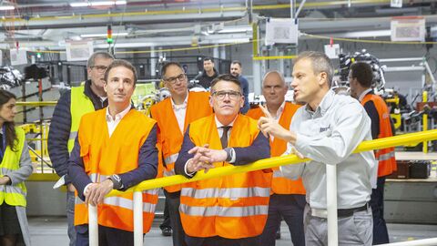 Ministerpräsident Rhein informiert sich über Produktion im Opel-Werk Rüsselsheim