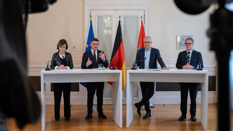 Pressestatement mit Ministerpräsident Boris Rhein und Wirtschaftsminister Tarek Al-Wazir  Pressestatement mit Ministerpräsident Boris Rhein und Wirtschaftsminister Tarek Al-Wazir