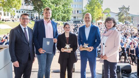 Ministerpräsident Boris Rhein überreicht Jörg Eigendorf, stellvertretend für seine Frau Katrin Eigendorf, sowie Sena Karahan und Carlos Becker von der Walter-Lübcke-Schule in Wolfhagen im Beisein von Irmgard Braun-Lübcke den Walter-Lübcke-Demokratie-Preis 2022.