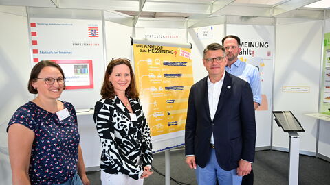 Ministerpräsident Boris Rhein besucht den "Treffpunkt Hessen" auf dem Hessentag. 