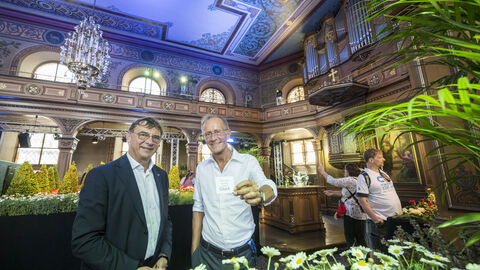 Der Chef der Staatskanzlei Axel Wintermeyer eröffnet "Glückskirche".