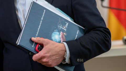 Hessischer Zukunftsbericht Wirtschaft Hessischer Zukunftsbericht Wirtschaft wird ausgedruckt in einem Arm getragen