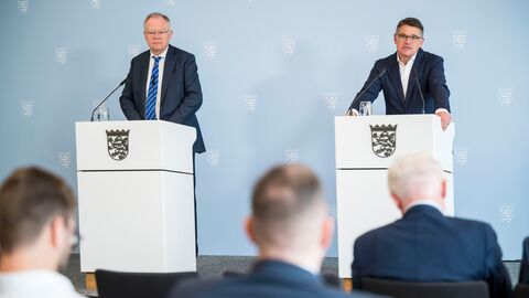 Ministerpräsident Boris Rhein und Ministerpräsident Stephan Weil bei der Pressekonferenz im Nachgang an die Jahresauftakt-MPK in Hessen im Oktober 2023 Ministerpräsident Boris Rhein steht rechts neben vor Ministerpräsident Stephan Weil bei einer Pressekonferenz
