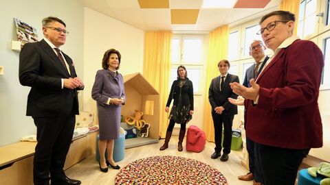 Ministerpräsident Rhein und Königin Silvia von Schweden eröffnen erstes „Childhood-Haus“ in Hessen Ministerpräsident Rhein und Königin Silvia von Schweden eröffnen erstes „Childhood-Haus“ in Hessen