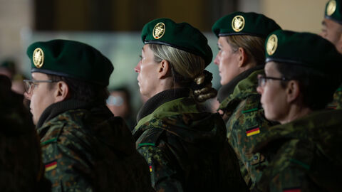 Rekruten legen feierliches Gelöbnis ab