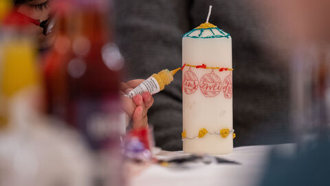 Eien große Kerze wird verziert