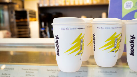 Mehrere Mehrwegbecher auf Verkaufstresen