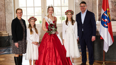 Ministerpräsident Boris Rhein empfängt gemeinsam mit seiner Frau Tanja Raab-Rhein die Steinfurther Rosenkönigin mit ihren Rosenprinzessinnen Julia und Hannah im Wiesbadener Schloss Biebrich; Nikola Pfeiffer, Julia Schultheis und Hannah Thielmann.