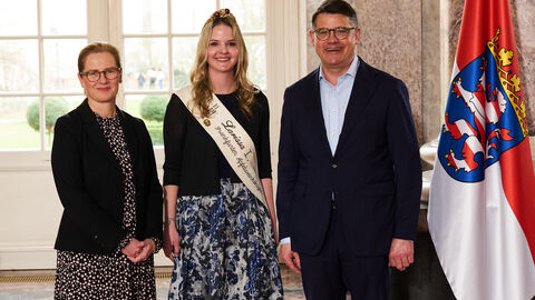 Ministerpräsident Boris Rhein empfängt gemeinsam mit seiner Frau Tanja Raab-Rhein die Frankfurter Apfelweinkönigin Larissa I. im Wiesbadener Schloss Biebrich; Larissa Vogl.