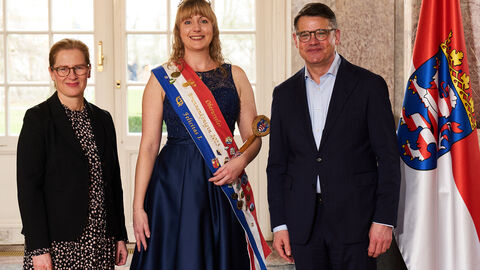 Ministerpräsident Boris Rhein empfängt gemeinsam mit seiner Frau Tanja Raab-Rhein die Oberurseler Brunnenkönigin Felicitas I. im Wiesbadener Schloss Biebrich; Felicitas Kutz. 
