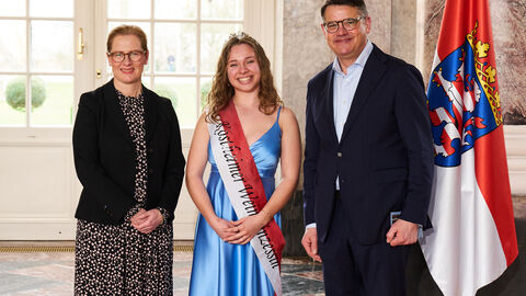 Ministerpräsident Boris Rhein empfängt gemeinsam mit seiner Frau Tanja Raab-Rhein die Kostheimer Weinprinzessin Lena im Wiesbadener Schloss Biebrich; Lena Gottron. 
