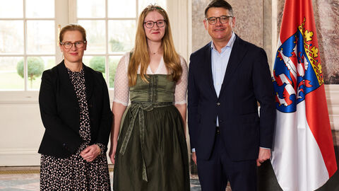 Ministerpräsident Boris Rhein empfängt gemeinsam mit seiner Frau Tanja Raab-Rhein die Kiedricher Weinprinzessin Ronja im Wiesbadener Schloss Biebrich; Ronja Katz.