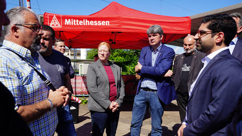 Minister Kaweh Mansoori im Gespräch Mehrere Personen im Gespräch