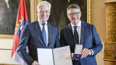 Ministerpräsident Boris Rhein überreicht Professor Dr. Andreas Dombret das Verdienstkreuz 1. Klasse.