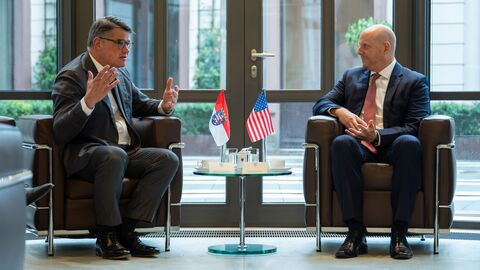 Ministerpräsident Boris Rhein hat am Montag in der Wiesbadener Staatskanzlei den neuen amerikanischen Generalkonsul Brian Heath empfangen. Zwei Personen sitzen und unterhalten sich.