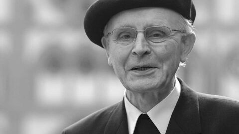 Schwarzweiß-Portrait eines älteren Mannes mit Anzug und Hut