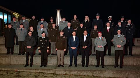 Generalsabend in Eltville am Rhein Mehrere Männer in verschiedenen militärischen Uniformen stehen zum Gruppenfoto aufgestellt auf Treppen verteilt.