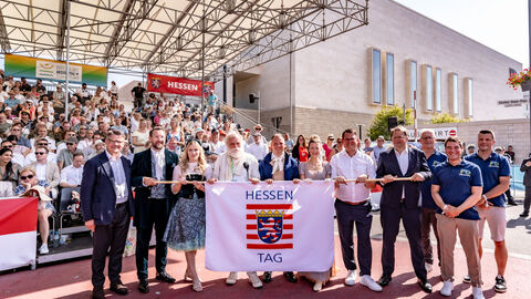 Am Ende des traditionellen Festzuges zum Abschluss des 62. Hessentags in Bad Vilbel ist vor der Ehrentribüne die Hessentagsfahne von der Stadt Bad Vilbel an die Stadt Fulda übergeben worden, wo der Hessentag 2026 stattfinden wird. v.l.: Der Hessische Ministerpräsident Boris Rhein mit dem Hessentagspaar der Stadt Fulda, Max und Vera Dudyka, dem Hessentagsbeauftragten der Stadt Bad Vilbel, Claus-Günther Kunzmann, dem Hessentagspaar der Stadt Bad Vilbel, Matthias Kallmeyer und Ena Kaufmann, Bad Vilbels Bürgermeister Sebastian Wysocki und Fuldas Oberbürgermeister Dr. Heiko Wingenfeld sowie drei Vertretern der Hessentagsstadt 2026.