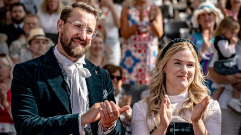 Das Hessentagspaar 2026, Vera und Max Dudyka, beim traditionellen Festzug zum Abschluss des 62. Hessentags in Bad Vilbel Vera Dudyka (rechts) und Max Dudyka (links), das Hessentagspaar 2025