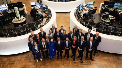 Finanzplatzkabinett Blick in einen Raum, in dem die Mitglieder des Finanzplatzkabinetts zum Gruppenfoto zusammenstehen.