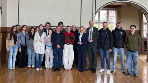 Mehrere Schülerinnen und Schüler lachen in Kamera.