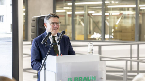 Ministerpräsident Boris Rhein bei der Eröffnungsveranstaltung der neuen Fertigungsanlage der Firma B. Braun Ministerpräsident Boris Rhein hält eine Rede bei der Eröffnungsveranstaltung der neuen Fertigungsanlage der Firma B. Braun.