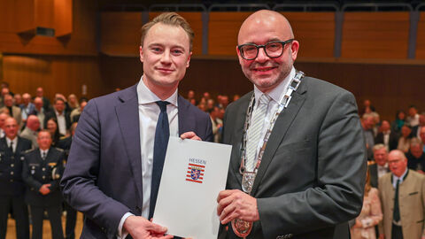Chef der Hessischen Staatskanzlei, Staatssekretär Benedikt Kuhn, und Bürgermeister Christian Herfurth bei der Bescheidübergabe zum Hessentag 2027 in Idstein