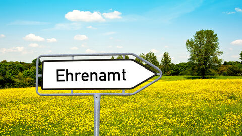 Wegweiser mit der Beschriftung Ehrenamt