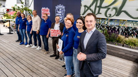 Der Chef der Staatskanzlei, Staatssekretär Benedikt Kuhn, mit Mitgliedern des Volkschor Rüdigheim e.V. aus Neuberg, einer der ausgezeichneten Vereine