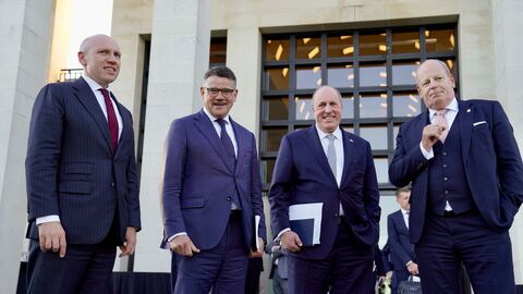 Herr Pentz und Herr Rhein stehen mit zwei weiteren Politikern vor einem repräsentativen Gebäude.