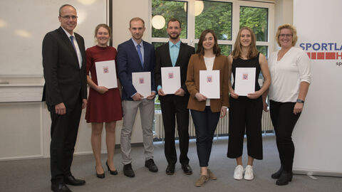 Sportminister Peter Beuth gemeinsam mit den Stipendiaten Lara Apel, Amadeus Itzenhäuser, Jonas Kix, Julia Viktoria Puchinin und Jessica Spelten und Juliane Kuhlmann, Vorsitzende der Sportjugend Hessen