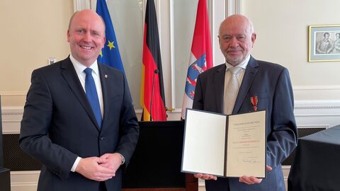 Europastaatssekretär Becker überreicht das Verdienstkreuz am Bande an Klaus Schlitz aus Oberursel