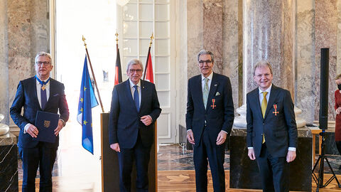 Bekam vom Hessischen Ministerpräsidenten Volker Bouffier (2 v. l.) das Verdienstkreuz am Bande des Verdienstordens der Bundesrepublik Deutschland überreicht: Dr. Bernd Heidenreich (1 v .r.). Auszeichnungen erhielten auch der frühere Regierungspräsident Hermann-Josef Klüber aus Fulda (1 v. l.) und Bernhard Läpke aus Bad Soden am Taunus (2 v. r.).