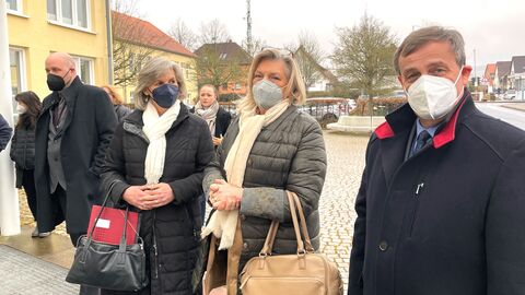 Editha Westmann, Landesbeauftragte Niedersachsen, Margarete Ziegler-Raschdorf, Landesbeauftragte Hessen und Bernard Gaida, Vorsitzender der AGDM (v.l.n.r.) beim Besuch in Friedland               Editha Westmann, Landesbeauftragte Niedersachsen, Margarete Ziegler-Raschdorf, Landesbeauftragte Hessen und Bernard Gaida, Vorsitzender der AGDM (v.l.n.r.) beim Besuch in Friedland