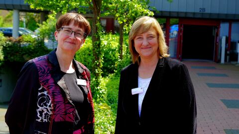 Justizministerin Eva Kühne-Hörmann besucht Tag der offenen Tür der IT-Stelle der Justiz Aufnahme: Justizministerin besucht Tag der offenen Tür der IT-Stelle der Justiz, v.l.n.r. Ingrid Richter (Präsidentin der IT-Stelle), Eva Kühne-Hörmann (Justizministerin)