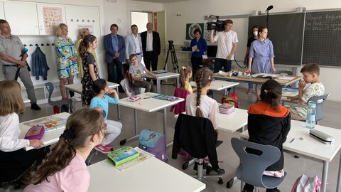 Kultusminister Lorz besucht ein Klassenzimmer
